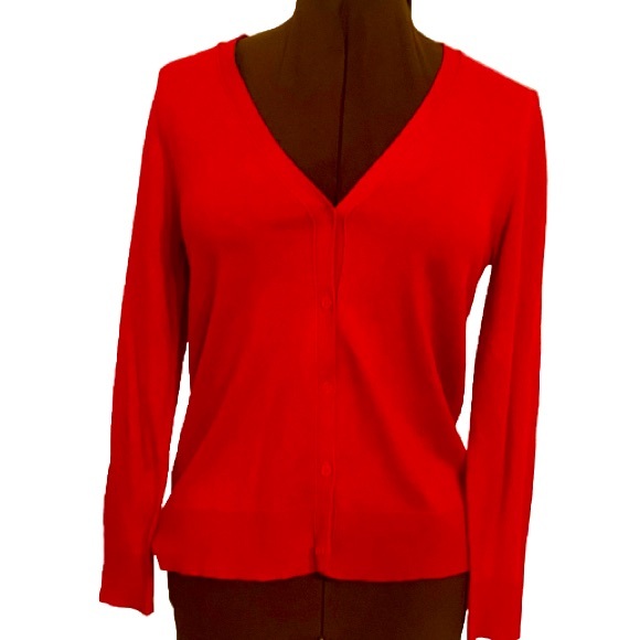 ❤️REITMANS  ESSENTIALS ❤️Red button- up cardigan in medium. Like new condition. - Picture 1 of 14